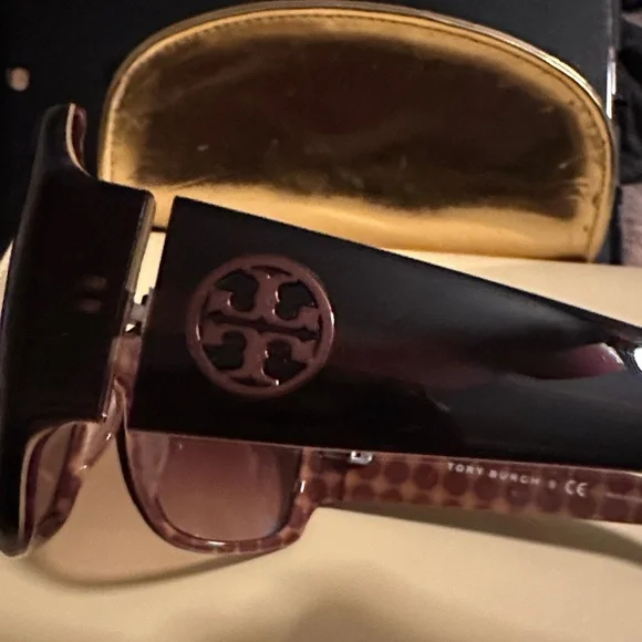 Tory Burch Elegant Black Sunglasses - Picture 2 of 7